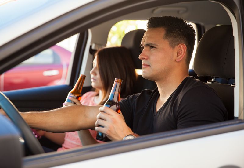 Osoba pijąca alkohol za kierownicą