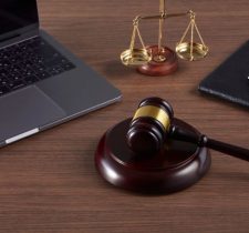 Kiedy potrzebna pomoc prawna? Adwokat, radca prawny czy kancelaria?