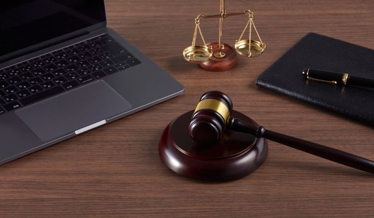 Kiedy potrzebna pomoc prawna? Adwokat, radca prawny czy kancelaria?